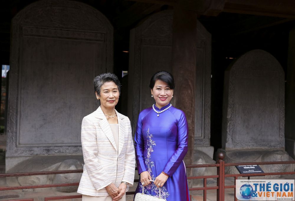 phu nhan thu tuong nhat ban tham van mieu quoc tu giam