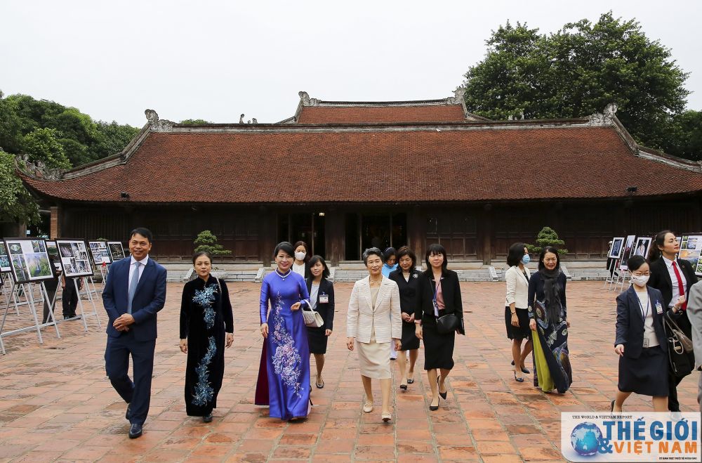 phu nhan thu tuong nhat ban tham van mieu quoc tu giam