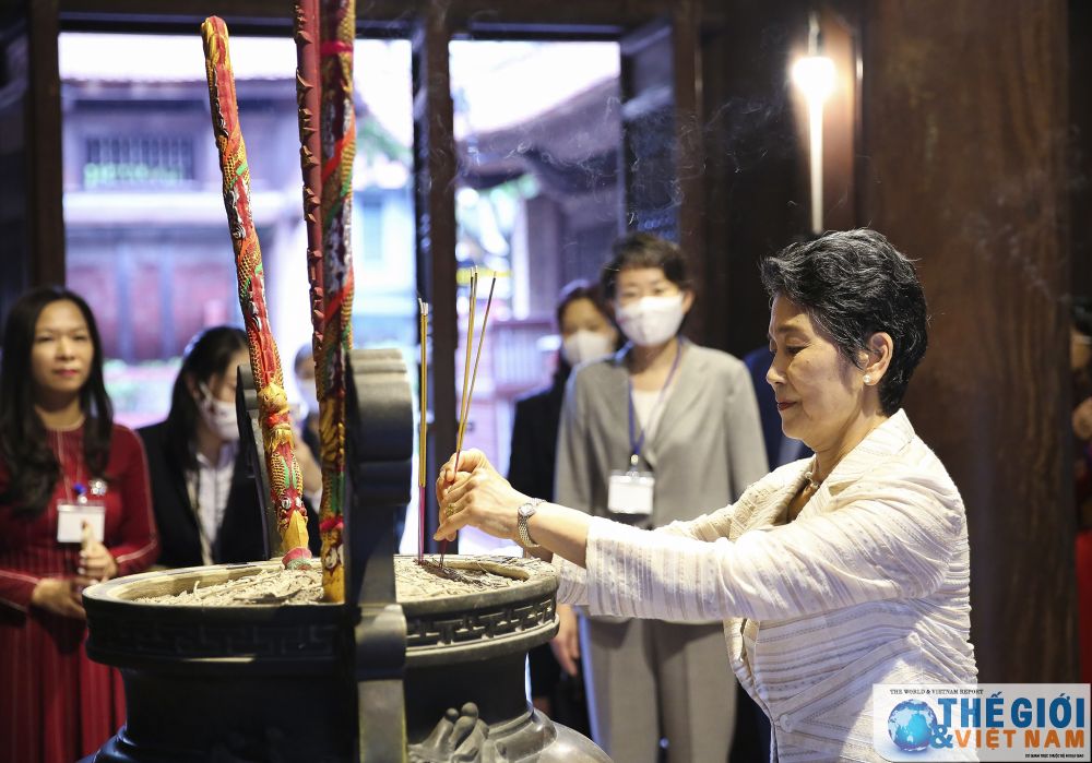 phu nhan thu tuong nhat ban tham van mieu quoc tu giam