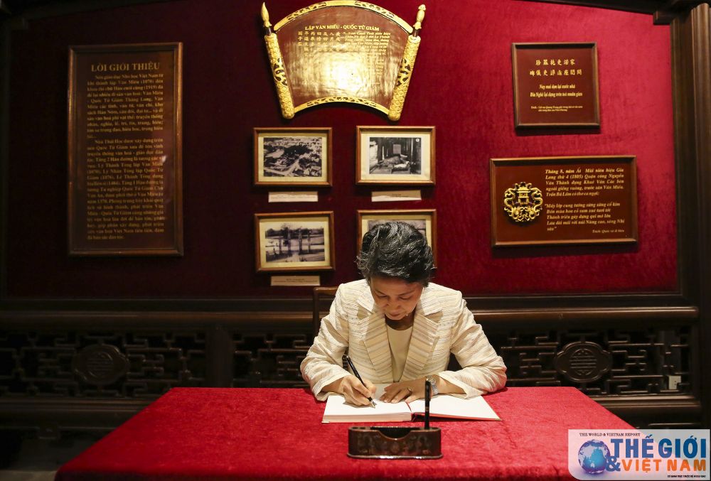 phu nhan thu tuong nhat ban tham van mieu quoc tu giam