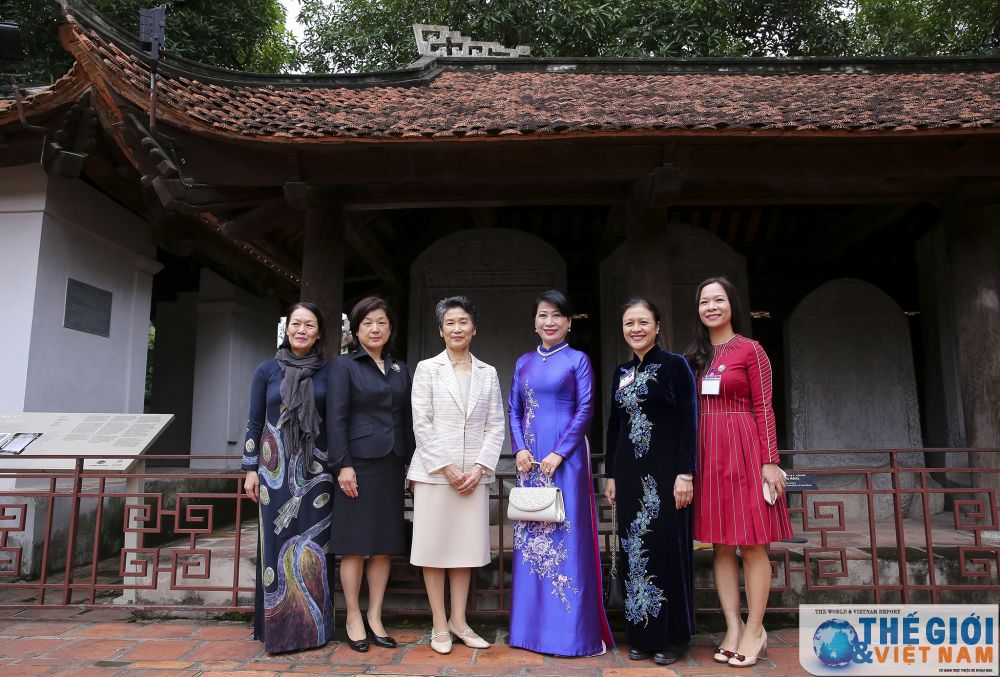 phu nhan thu tuong nhat ban tham van mieu quoc tu giam