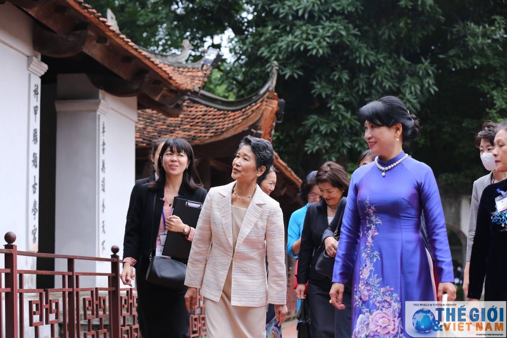 phu nhan thu tuong nhat ban tham van mieu quoc tu giam