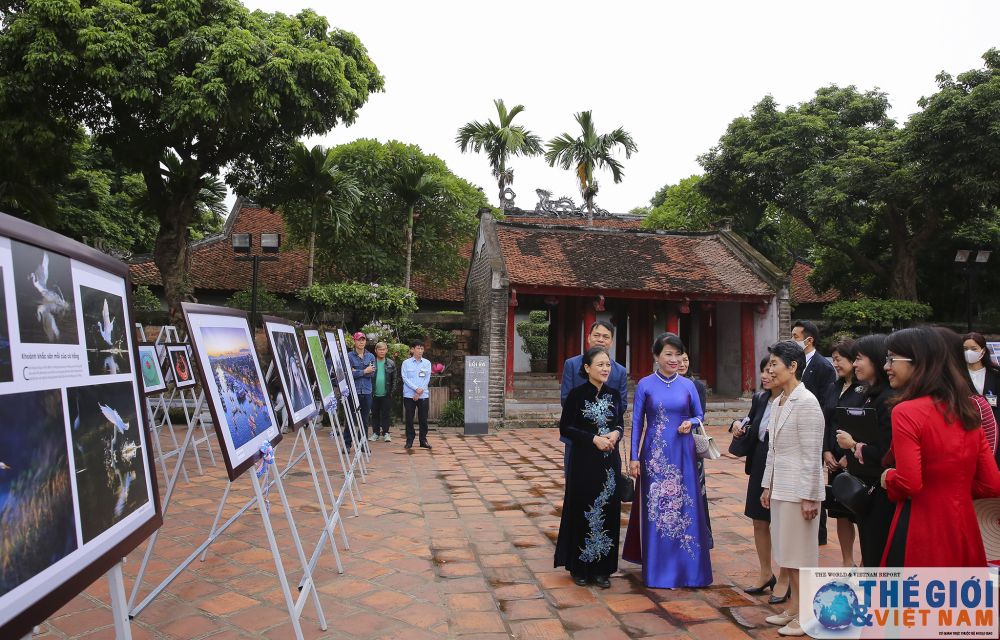 phu nhan thu tuong nhat ban tham van mieu quoc tu giam