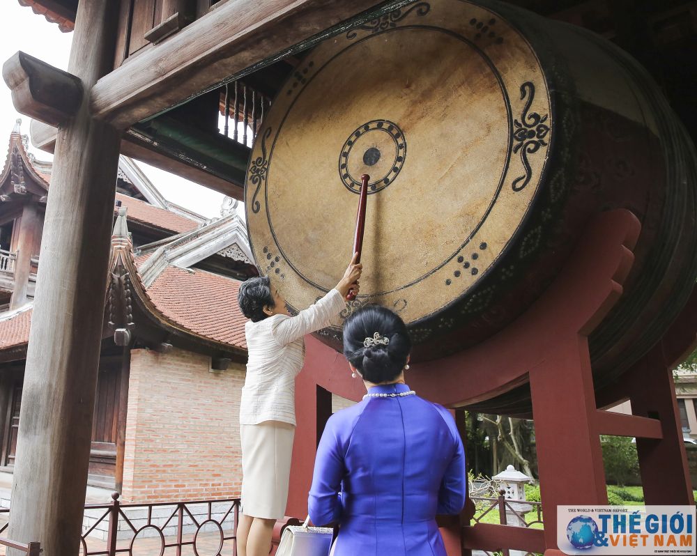 phu nhan thu tuong nhat ban tham van mieu quoc tu giam