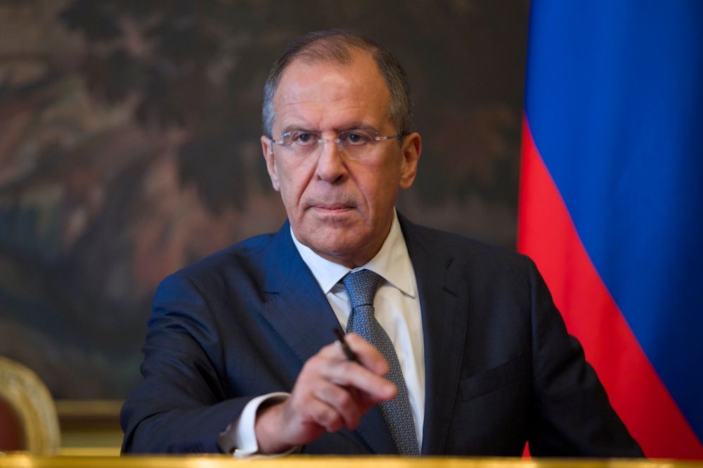 Ngoại trưởng Nga Sergei Lavrov vừa có các cuộc gặp riêng với Ngoại trưởng Azerbaijan Jeyhun Bayramov và Ngoại trưởng Armenia Zohrab Mnatsakanyan trong hai ngày 20 và 21/10 tại Moskva. (Nguồn: AP) Lý do Ngoại trưởng Nga hủy chuyến thăm Brunei