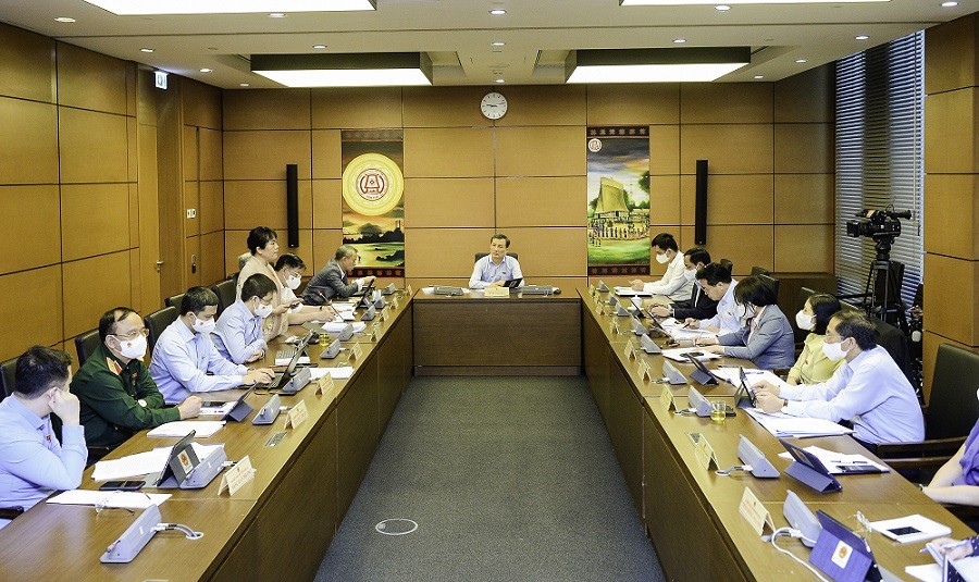 Thảo luận tại tổ 05, gồm các đại biểu Quốc hội chuyên trách, đại biểu Quốc hội ở trung ương thuộc Đoàn đại biểu Quốc hội các tỉnh: Thái Nguyên, Vĩnh Phúc, Nghệ An, Quảng Ngãi, Tây Ninh, Bình Thuận. (Nguồn: Quochoi.vn) Thảo luận tại tổ 05, gồm các đại biểu Quốc hội chuyên trách, đại biểu Quốc hội ở trung ương thuộc Đoàn đại biểu Quốc hội các tỉnh: Thái Nguyên, Vĩnh Phúc, Nghệ An, Quảng Ngãi, Tây Ninh, Bình Thuận. (Nguồn: Quochoi.vn)