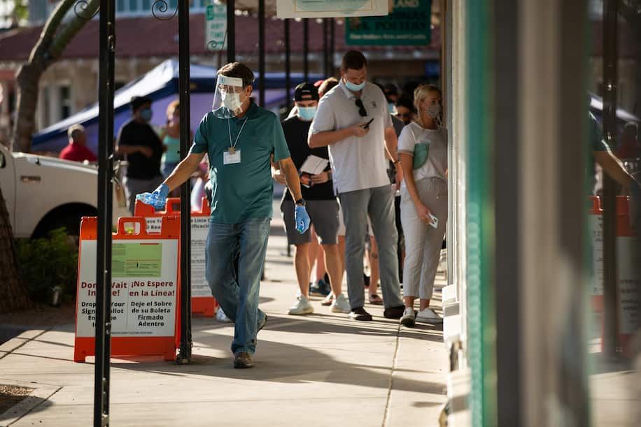 Một nhân viên bầu cử tại bang Arizona, Mỹ. (Nguồn: Washington Post) Covid-19: Thế giới tiến gần mốc 50 triệu ca nhiễm; Cảnh báo khó kiểm soát tại Mỹ do biểu tình hậu bầu cử