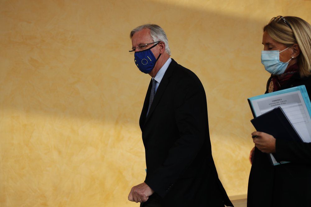 uropean Commission's Head of Task Force for Relations with the United Kingdom Michel Barnier, left, leaves the European Commission headquarters in Brussels, Wednesday, Nov. 4, 2020. Barnier on Wednesday briefed the European Union ambassadors on the state of negotiations with the United Kingdom, as both sides continue to struggle to find common ground on a free trade deal which needs to be in place by Jan. 1. (AP Photo/Francisco Seco) Dù còn bất đồng lớn, đàm phán về thỏa thuận thương mại hậu Brexit sẽ được nối lại vào tuần tới
