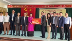 Trao quà của cán bộ Bộ Ngoại giao và kiều bào ở Mỹ cho đồng bào Nghệ An thiệt hại vì mưa lũ