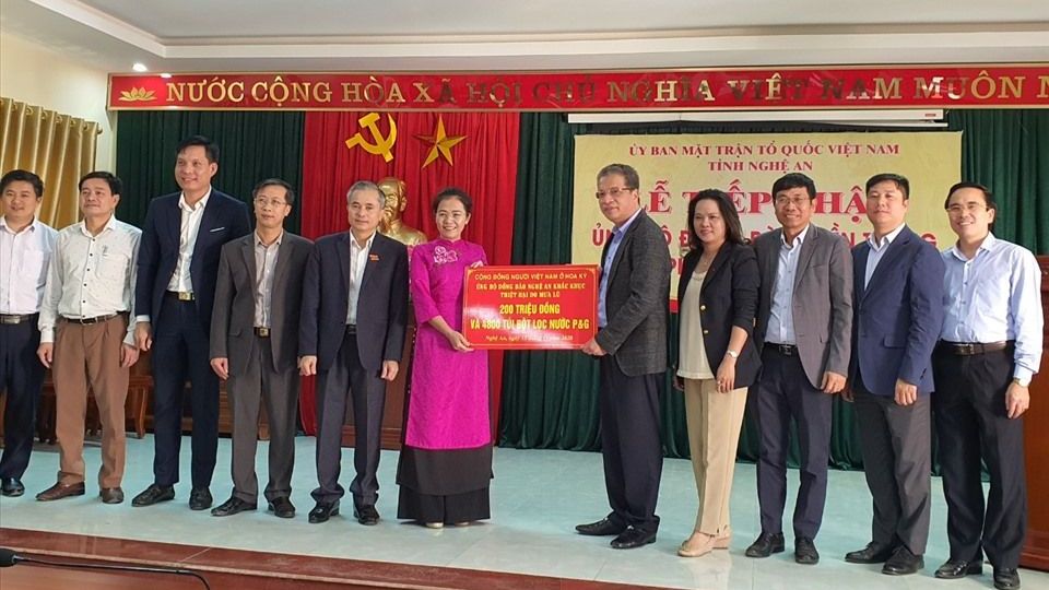 Trao quà của cán bộ Bộ Ngoại giao và kiều bào ở Mỹ cho đồng bào Nghệ An thiệt hại vì mưa lũ