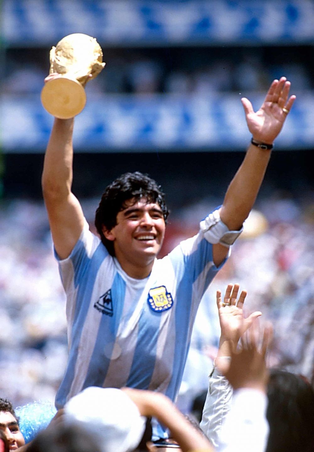 Cuộc đời và sự nghiệp đầy màu sắc của Maradona qua ảnh