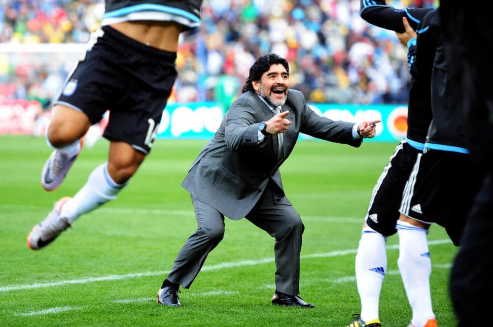 Cuộc đời và sự nghiệp đầy màu sắc của Maradona qua ảnh