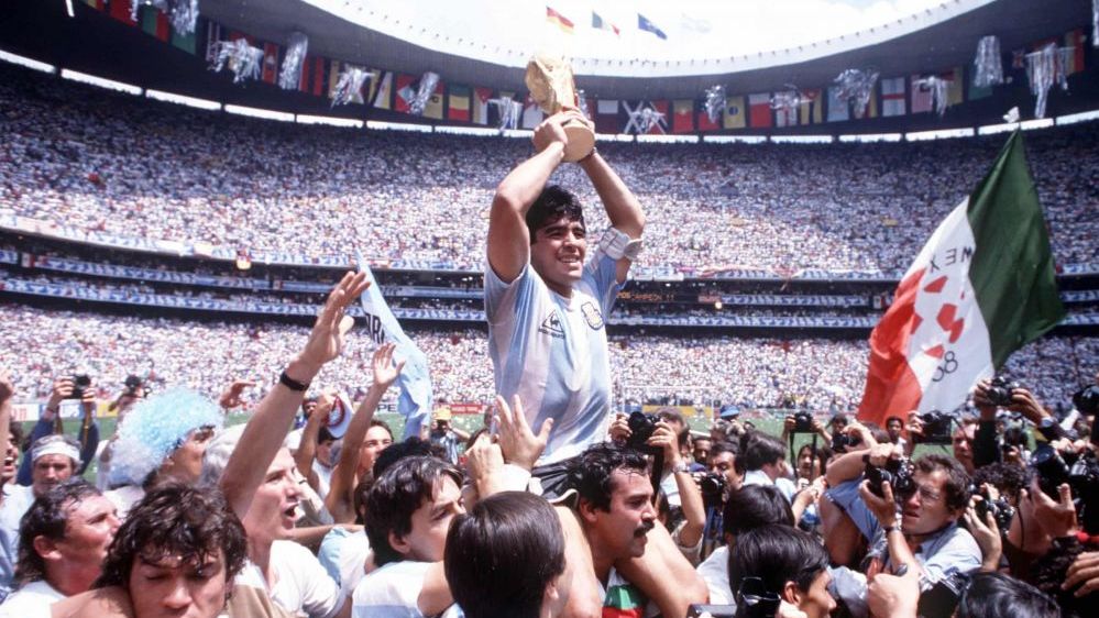 Cuộc đời và sự nghiệp đầy màu sắc của Maradona qua ảnh