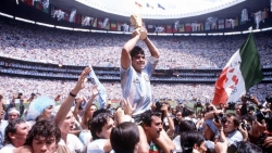 Cuộc đời và sự nghiệp đầy màu sắc của Maradona qua ảnh