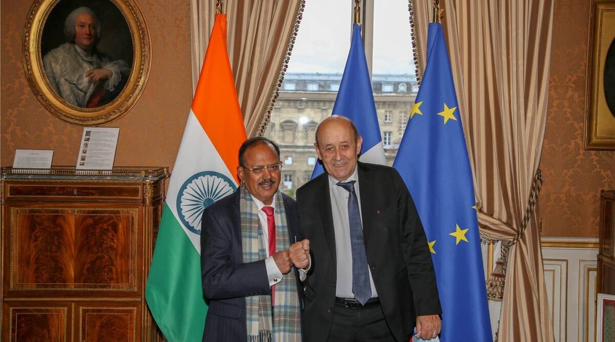 NSA Ajit Doval with French Foreign Minister Jean-Yves Le Drian in Paris. (Nguồn: Indian Express) NSA Ajit Doval with French Foreign Minister Jean-Yves Le Drian in Paris. (Nguồn: Indian Express)