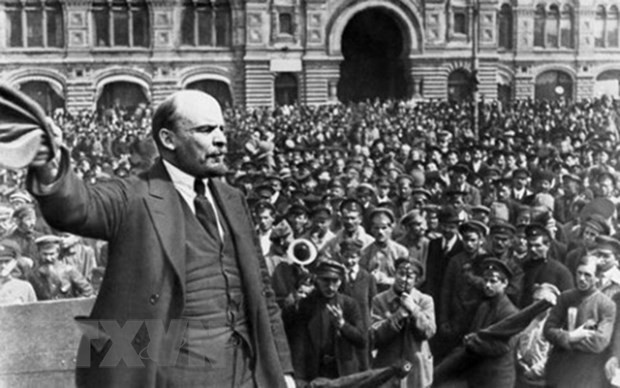 Lãnh tụ Vladimir Ilyich Lenin phát biểu trước người dân tại Petrograd năm 1917. (Ảnh: Tư liệu/TTXVN phát) Lãnh tụ Vladimir Ilyich Lenin phát biểu trước người dân tại Petrograd năm 1917. (Ảnh: Tư liệu/TTXVN phát)