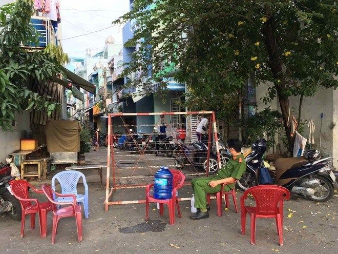 Lực lượng chức năng phong tỏa khu vực có ca nhiễm Covid-19 tại Q.6. (Nguồn: SK&ĐS)