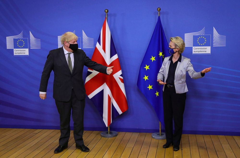 Prime Minister Boris Johnson of Britain and the European Commission president, Ursula von der Leyen, in Brussels on Wednesday. In a subtle sign of progress, Ms. von der Leyen delivered her statement in English after speaking to Mr. Johnson on Sunday.Credit...Pool photo by Aaron Chown. (Nguồn: NYT) Prime Minister Boris Johnson of Britain and the European Commission president, Ursula von der Leyen, in Brussels on Wednesday. In a subtle sign of progress, Ms. von der Leyen delivered her statement in English after speaking to Mr. Johnson on Sunday.Credit...Pool photo by Aaron Chown. (Nguồn: NYT)
