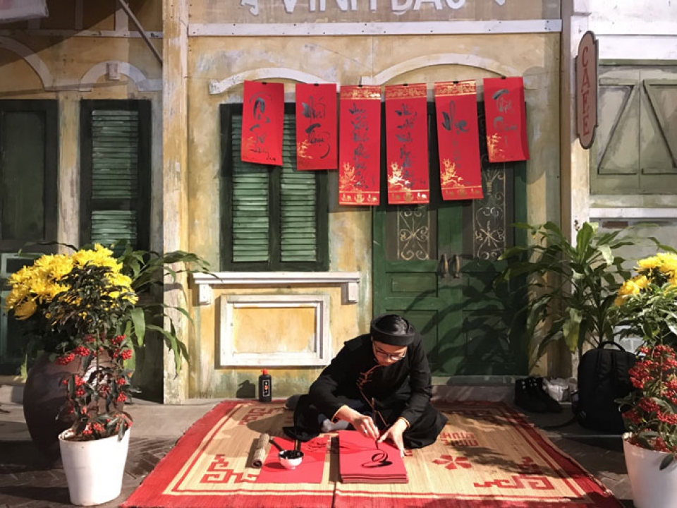 Một không gian trưng bày truyền thống với thầy đồ và câu đối trong Chương trình Báo Tây ấn tượng với dịp Tết cổ truyền của người Việt Nam