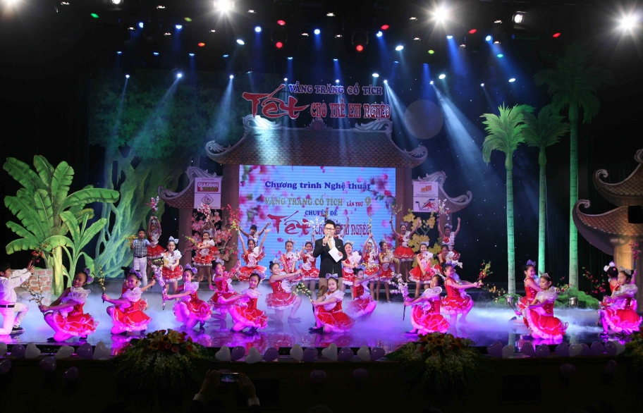 “Vầng trăng cổ tích” mang Tết cho trẻ em nghèo