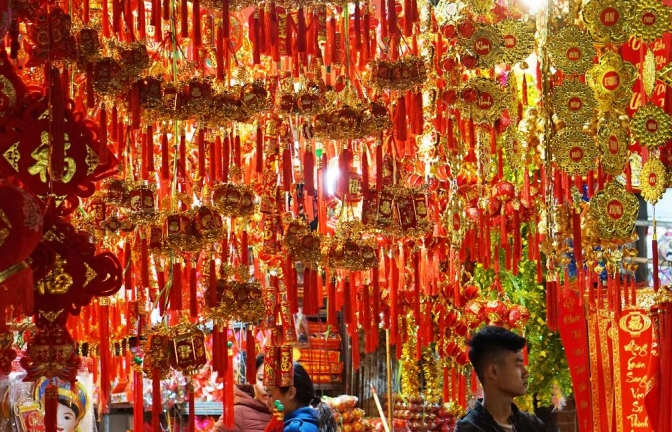 Phố Hàng Mã lung linh sắc màu đón Tết Kỷ Hợi