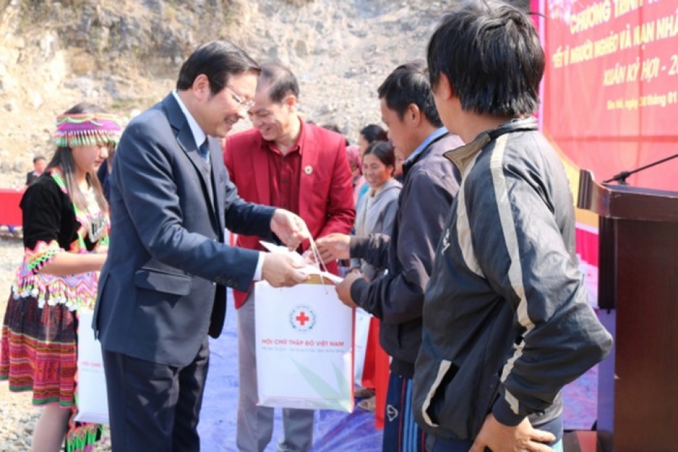 tang qua tet cho dong bao ngheo tai tinh lai chau