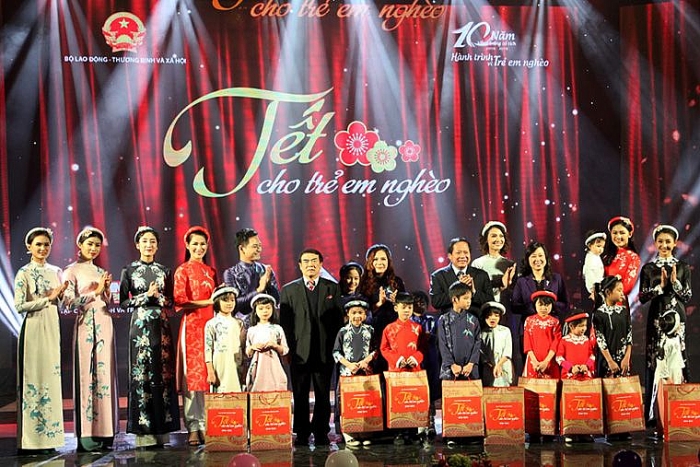 “Vầng trăng cổ tích”: Tết ấm cho trẻ em nghèo vang trang co tich tet am cho tre em ngheo
