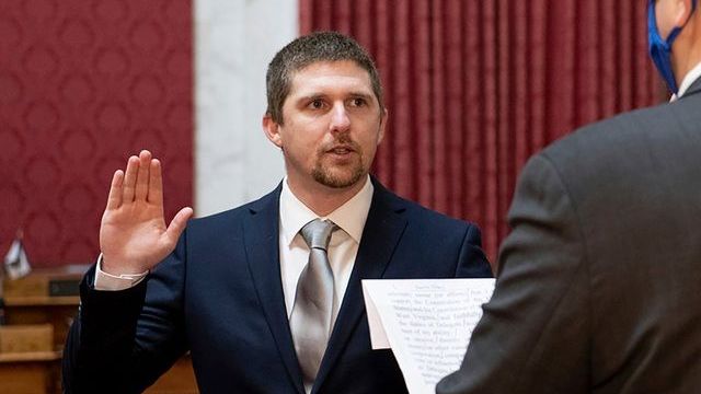 Tham gia bạo loạn ở đồi Capitol, nghị sĩ Mỹ phải từ chức