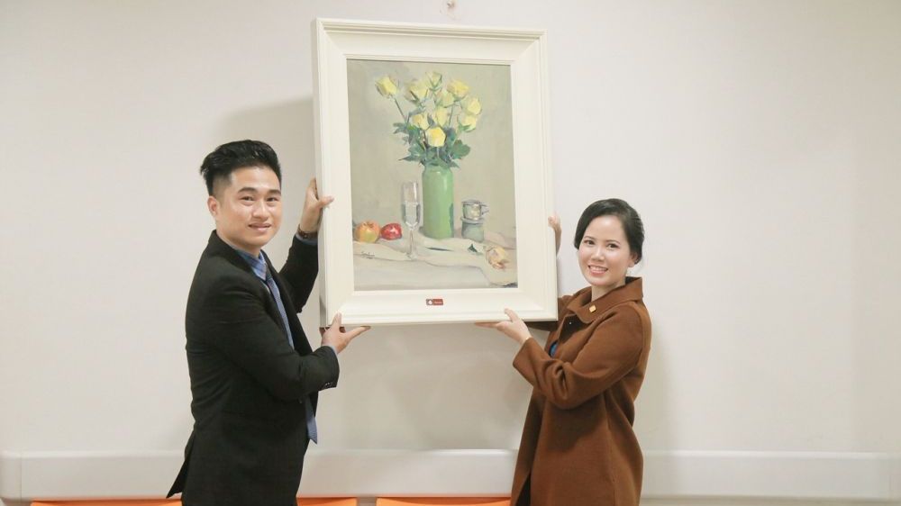 Tặng tranh nghệ thuật cho bệnh viện để tiếp thêm niềm tin chiến thắng bệnh tật