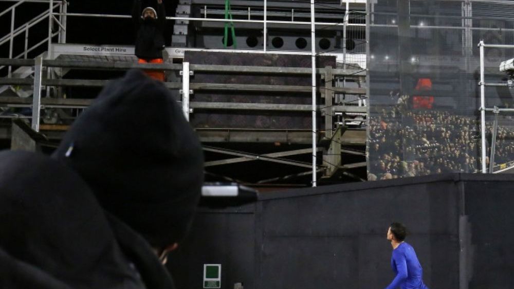 Tặng áo cho người hâm mộ, sao Chelsea có thể bị FA phạt nặng