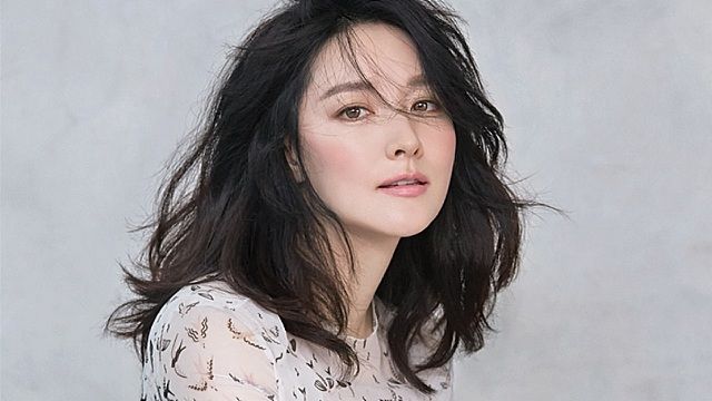 Nhan sắc mặn mà tuổi 50 của 'bảo vật quốc gia' Lee Young Ae