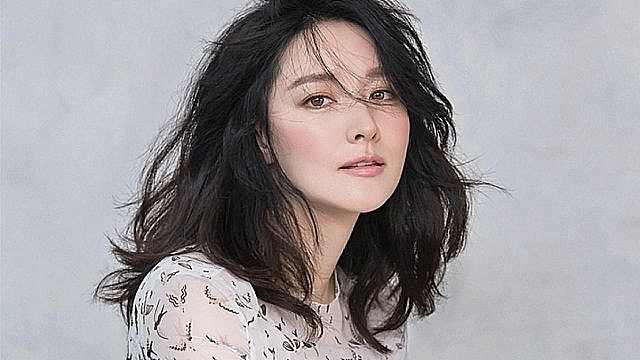 Nhan sắc mặn mà tuổi 50 của 'bảo vật quốc gia' Lee Young Ae