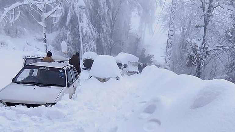 Pakistan: Săn cảnh tuyết rơi, 21 người chết cóng thương tâm