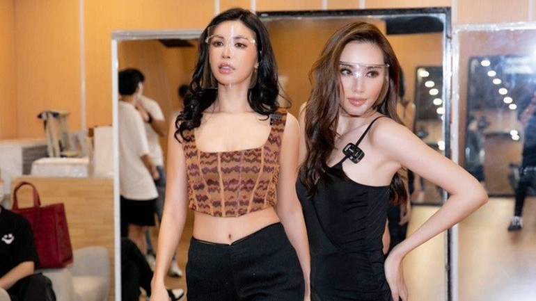 Chuẩn bị áo cờ đỏ sao vàng để đi 'bão' với Hoa hậu Thùy Tiên, Minh Tú đành lỗi hẹn vì mắc Covid-19