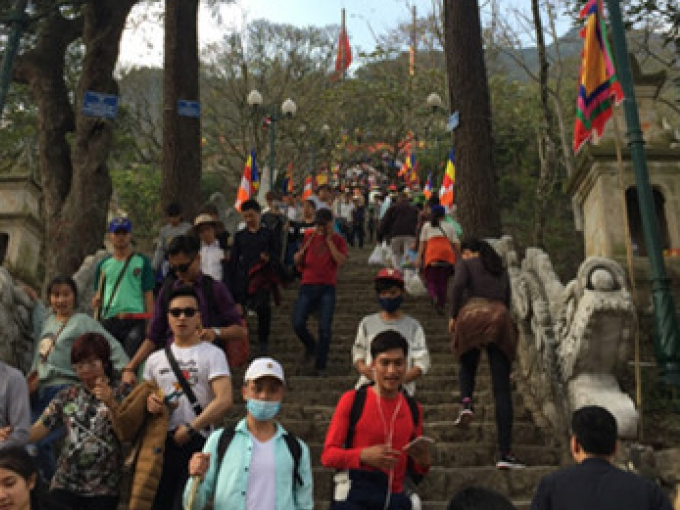 Yên Tử thu hút hàng vạn du khách thập phương trong dịp Tết