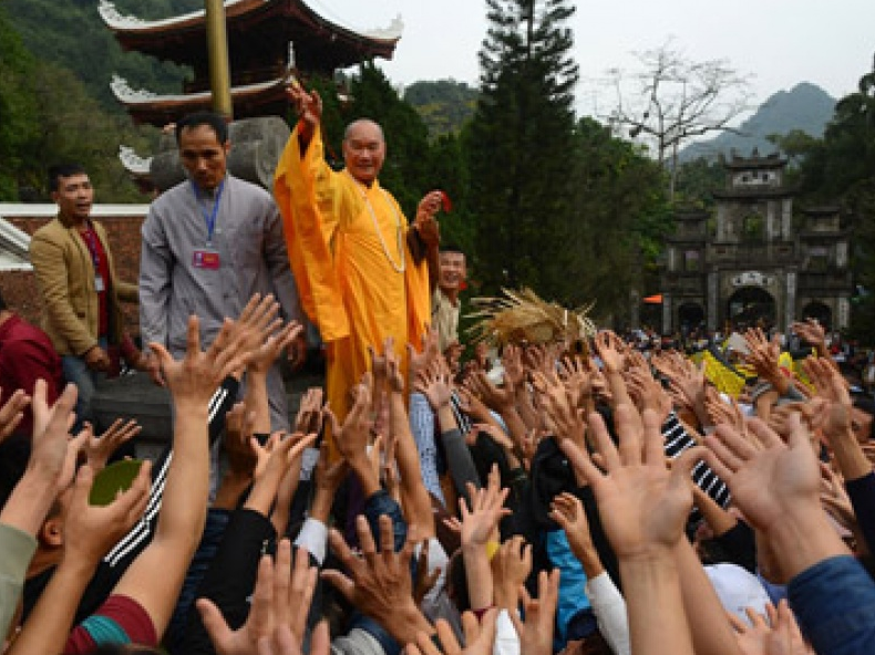 Mùa lễ hội 2017: Vẫn còn nhiều phản cảm