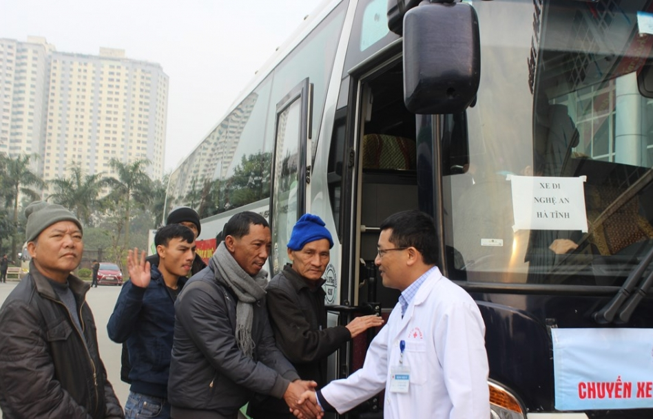 Ấm lòng “Chuyến xe yêu thương” đưa bệnh nhân về quê ăn Tết