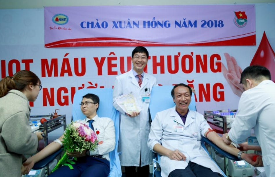 Nhiều bác sĩ, y tá tham gia hiến máu tình nguyện đầu Xuân