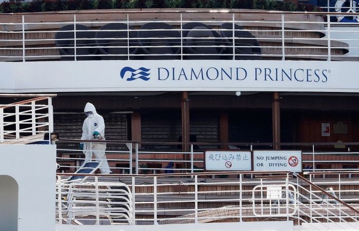 Lên tàu chống dịch, 2 quan chức Nhật Bản nhiễm Covid-19