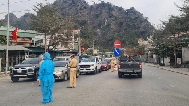 Quảng Ninh lấy mẫu xét nghiệm, giám sát sức khỏe người về từ huyện Cẩm Giàng