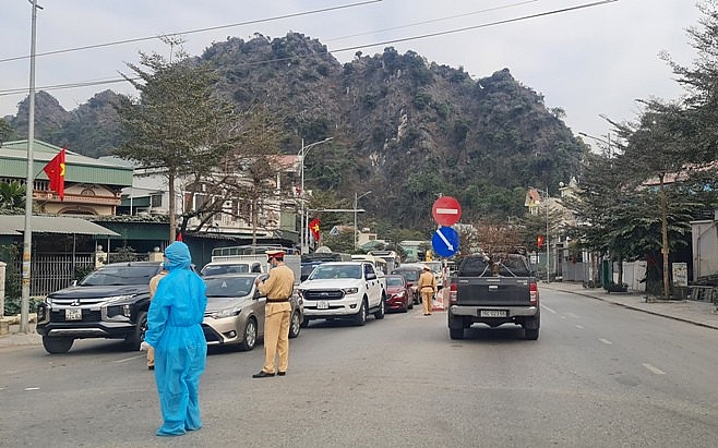 Quảng Ninh lấy mẫu xét nghiệm, giám sát sức khỏe người về từ huyện Cẩm Giàng