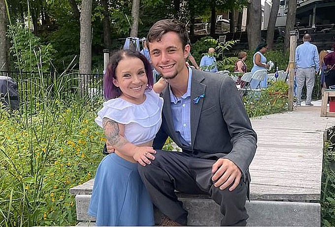 Chuyện tình đẹp như cổ tích của người phụ nữ cao 0,86 m với 'phi công trẻ' kém 13 tuổi cao 1,7 m Chuyện tình đẹp như cổ tích của người phụ nữ cao 0,86 m với 'phi công trẻ' kém 13 tuổi cao 1,7 m