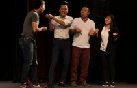 kinh ngac can phong khach hien dai cua chu chim se ngo xanh