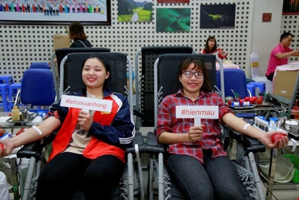 Hơn 2.000 người tham gia hiến máu tại “Lễ hội Xuân Hồng” hon 2000 nguoi tham gia hien mau tai le hoi xuan hong