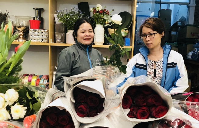 Thị trường 8/3: Hoa lạ giá “chát” vẫn hút khách