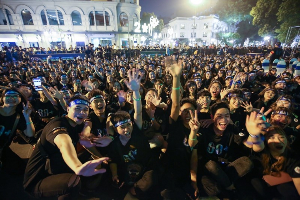 the gioi dong loat tat den huong ung gio trai dat 2019