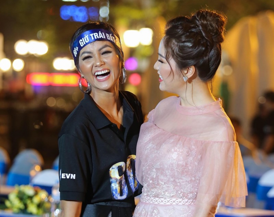 the gioi dong loat tat den huong ung gio trai dat 2019