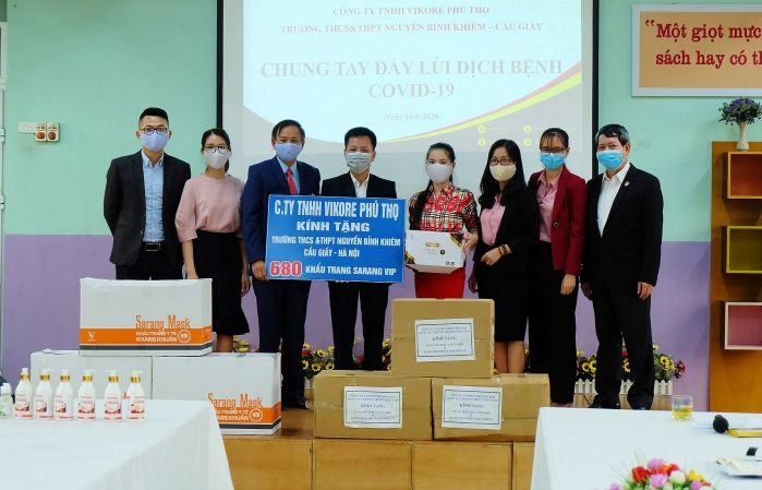 Tặng khẩu trang kháng khuẩn cho trường học và lực lượng tuyến đầu chống dịch Covid-19