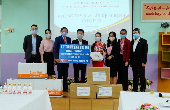 Tặng khẩu trang kháng khuẩn cho trường học và lực lượng tuyến đầu chống dịch Covid-19 tang khau trang khang khuan cho truong hoc va luc luong tuyen dau chong dich covid 19