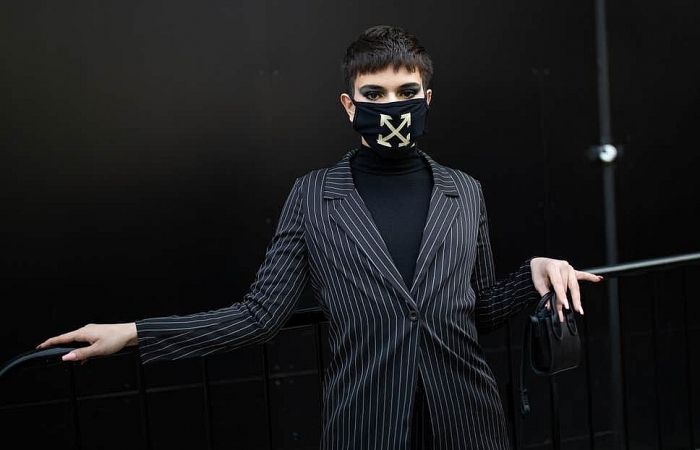 Dịch Covid-19: Nhà mốt nổi tiếng chuyển sang sản xuất khẩu trang